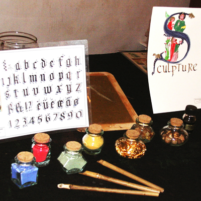 Outils et couleurs utilisés par les moines