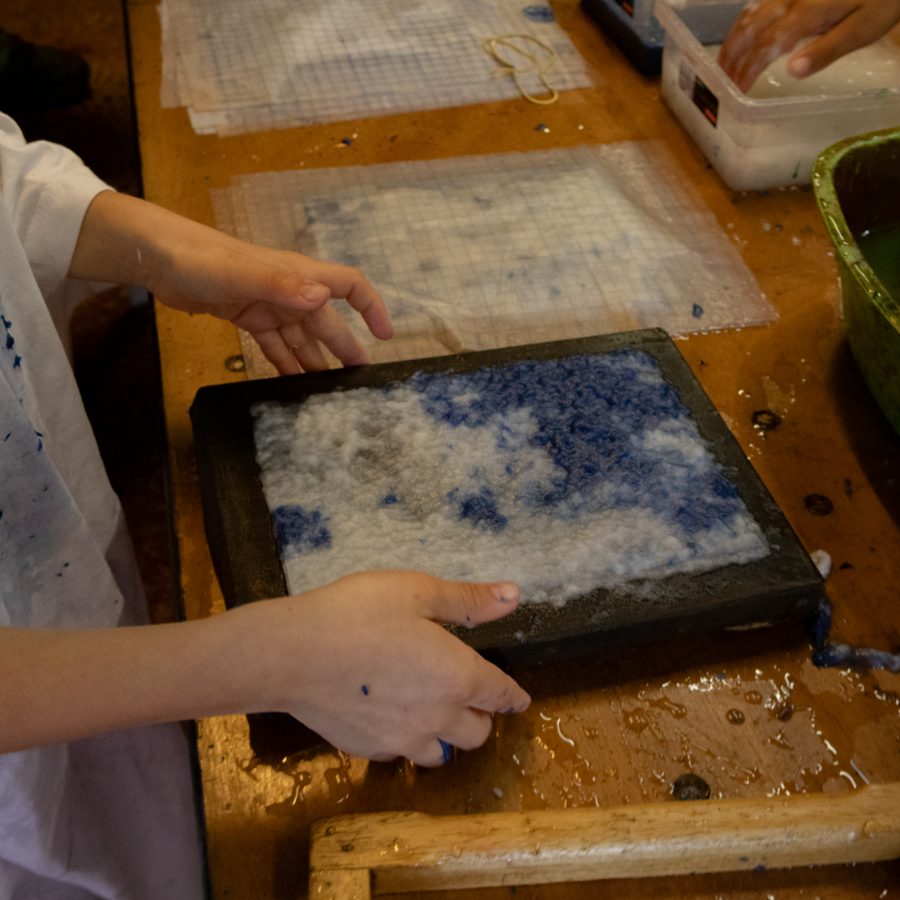 Au Fil du Temps - Site Pédagogique - Atelier Papier coloré Moulin de la Rouzique ok