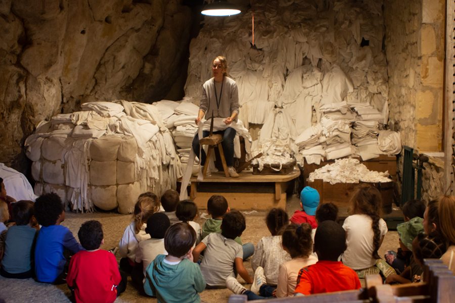 Atelier papier au Moulin de la Rouzique activité pédagogique Dordogne fabrication artisanale